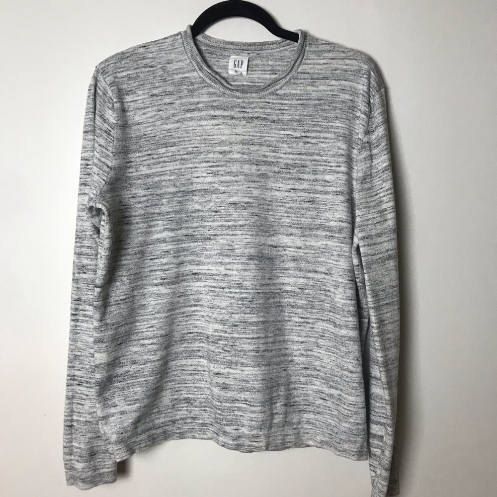 GAP Men. Pull over light weight sweater. Size small.